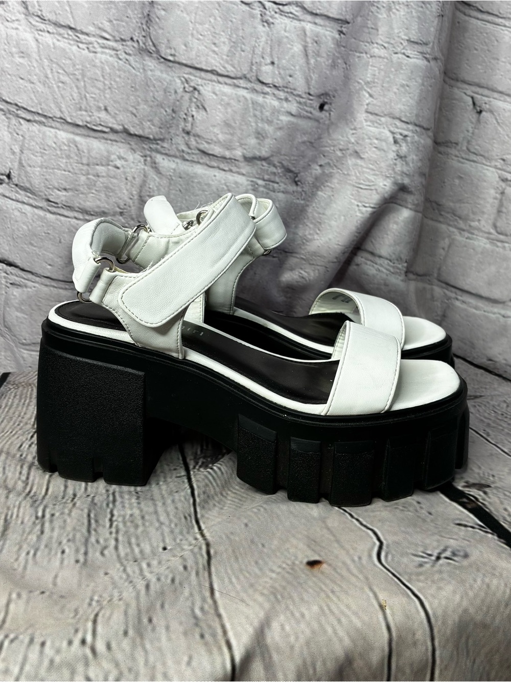 Madden Girl Grandy White Black Chunky Platform Lug Sole Spice Girl Sandals Sz 6